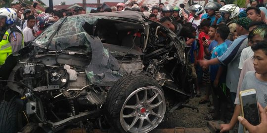 Taksi online dihantam kereta di Padang, sopir dan penumpang selamat