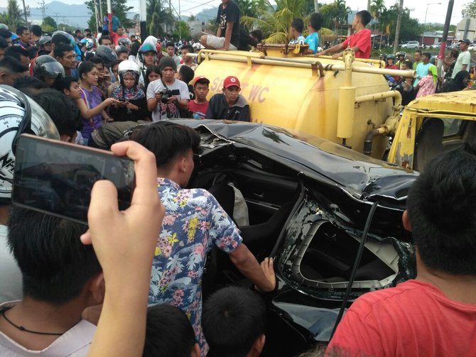 mobil agya ditabrak kereta di padang