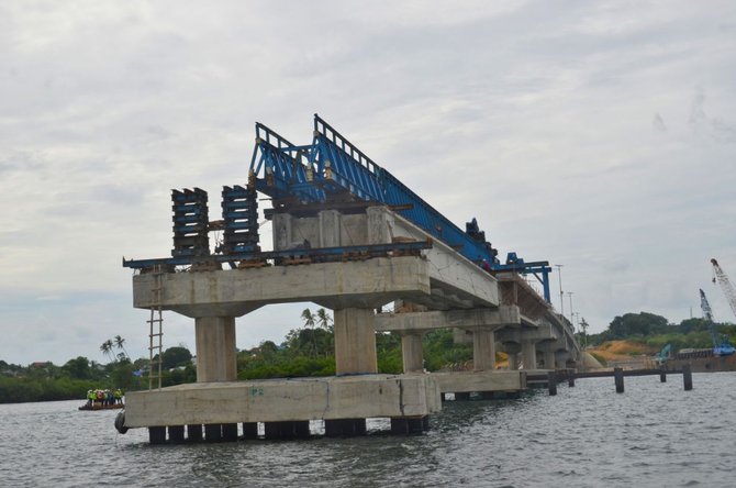 megahnya jembatan wear arafura di maluku