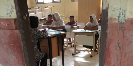 Miris, siswa SD di Serang terpaksa mengerjakan UN di kelas nyaris ambruk
