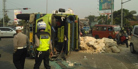 Batu kapur berserakan bikin macet simpang Rawapanjang Bekasi