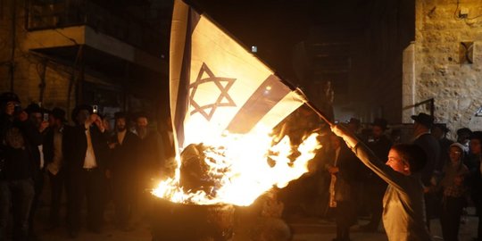 Saat orang Yahudi membakar bendera Israel dalam perayaan Lag BaOmer