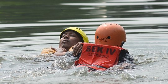 Aksi petugas pemadam adu ketangkasan water rescue di KBT