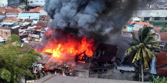 Puluhan rumah di Bandung terbakar, 24 mobil pemadam dikerahkan