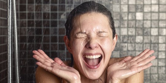 5 Keuntungan mandi dengan air panas