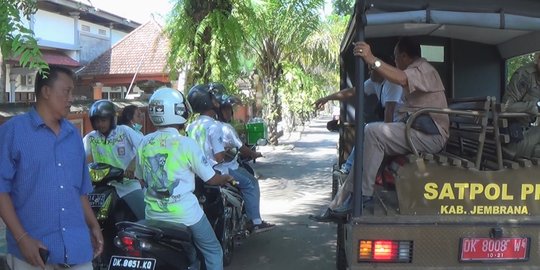 Bubarkan konvoi & aksi corat-coret pelajar di Jembrana, Satpol PP sita cat & spidol