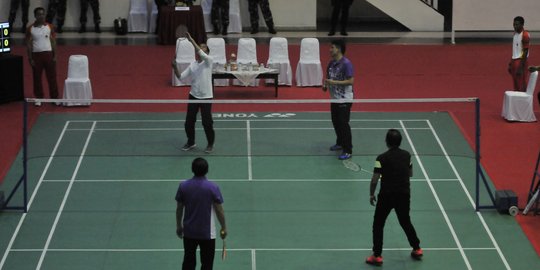 Aksi Jokowi tanding bulu tangkis melawan Sultan Brunei