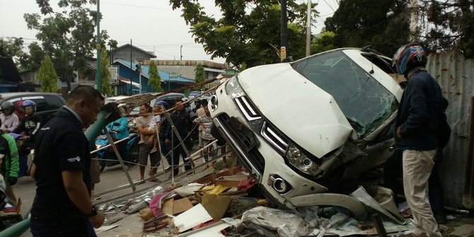 Pajero Terguling Dan Hantam Pagar Dua Mahasiswa Di Medan