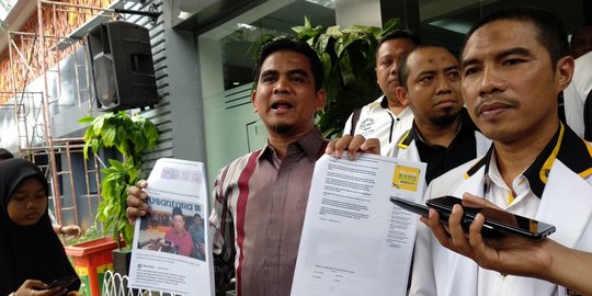 Diperiksa polisi kasus Fahri Hamzah,Ketua DPW PKS DKI bawa printout berita buat bukti