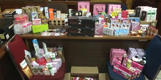 Polres Pelalawan gerebek toko kosmetik dan obat kuat ilegal, kasir ditangkap