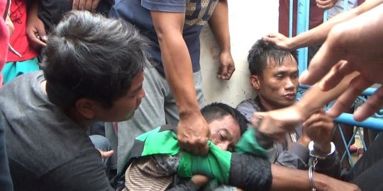 2 Pencuri motor babak belur dihajar massa usai menyamar jadi ojek online