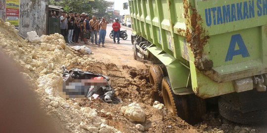 Dua pemotor tewas tertimpa truk bermuatan batu kapur di Bekasi