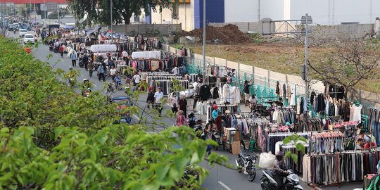 Potret kumuh pedagang pakaian bekas yang kuasai trotoar Senen