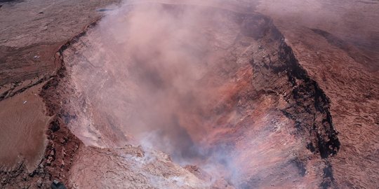 Lebih dekat melihat isi kawah Gunung Kilauea yang meletus di Hawaii