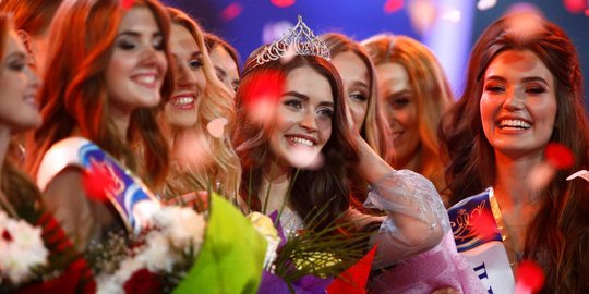 Manisnya senyuman Maria Vasilevich, peraih mahkota Miss Belarus 2018