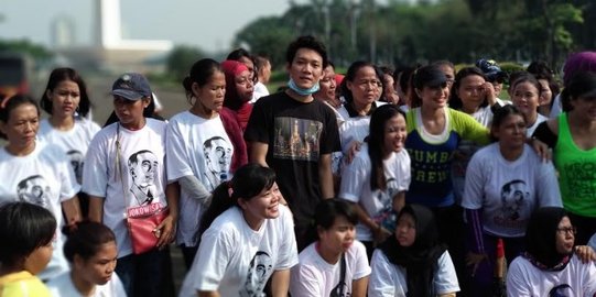 Selain massa #2019GantiPresiden, relawan Jokowi pakai kaus #DILAN_jutkan2019 di CFD