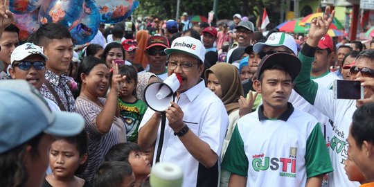 Jalan sehat, Gus Ipul diajak selfie bersama warga Pasuruan