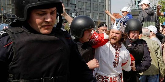 Pemimpin oposisi dan aktivis anti-pemerintah ditahan jelang pelantikan Putin