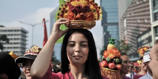 Pesona bule-bule cantik berpakaian adat Indonesia meriahkan car free day