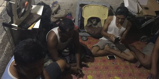 7 Pria ditangkap polisi saat asyik main judi di bedeng