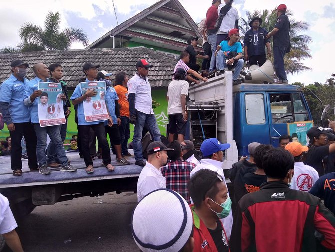 massa di kantor bawaslu makassar