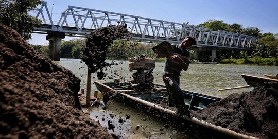 Potret penambang pasir liar di Sungai Luk Ulo Kebumen