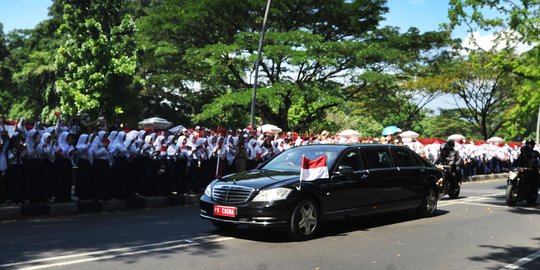 Barisan pelajar sambut kedatangan PM China di Istana Bogor