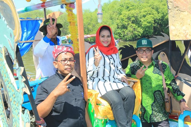 puti guntur bersama nelayan dan petani tambak desa banjar kemuning