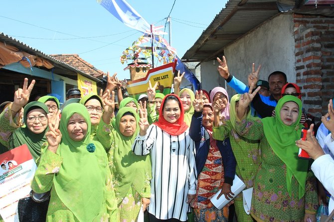 puti guntur sambangi petani tambak di sidoarjo