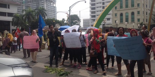 Protes kebijakan Pemkot Medan, pedagang blokade jalan