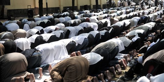 Massa HTI laksanakan salat Zuhur berjemaah di luar Gedung PTUN