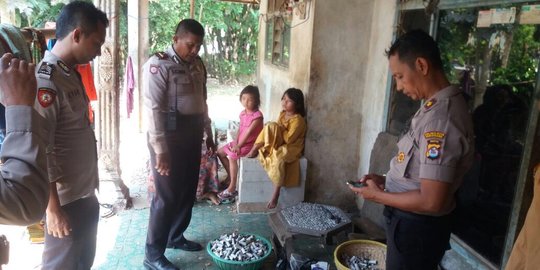 Gerebek rumah produksi petasan di Tangerang, polisi sita 15 kg potasium