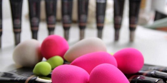 4 trik gampang agar foundation cair bisa rata dan tahan lama