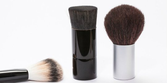 4 trik gampang agar foundation cair bisa rata dan tahan lama