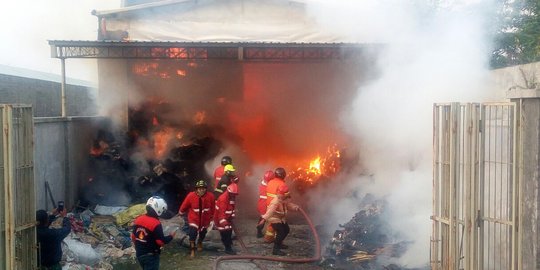 Konsleting listrik, gudang kapas di Sukoharjo ludes terbakar