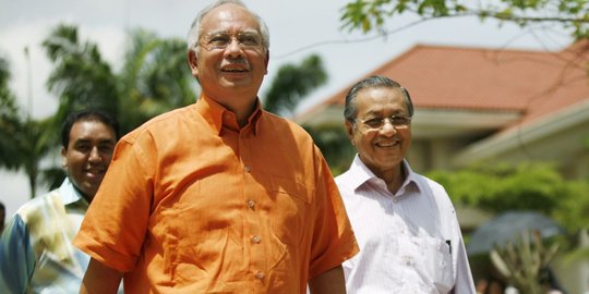 Suhu politik Malaysia memanas, Mahathir dan Najib saling serang