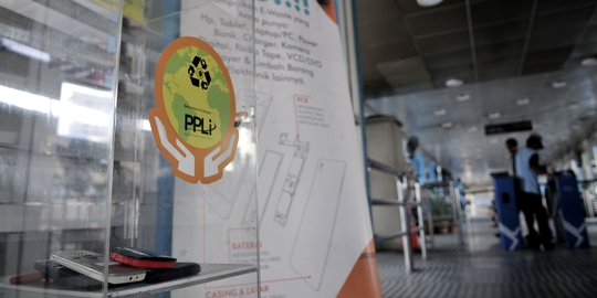 Halte Transjakarta kini sediakan kotak penampung sampah elektronik