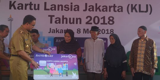 Anies Baswedan bagi-bagi 12 ribu Kartu Lansia Jakarta