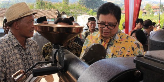 Giatkan produksi, Menperin berikan mesin pengolah kopi pada petani di Temanggung