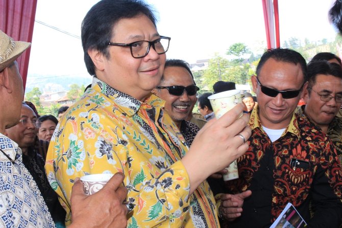 menperin airlangga hartarto menghadiri panen raya kopi dan temu wicara pelaku usaha kopi di temanggung jawa tengah