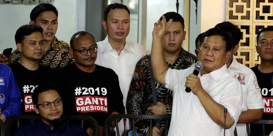 Kalahkan Jokowi di survei INES, Prabowo bilang 'tenang saja'