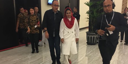 Puti kenakan kemeja putih saat debat kedua