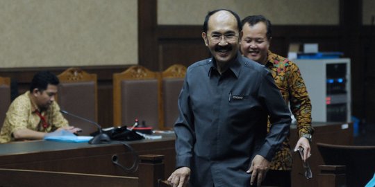 Fredrich Yunadi tebar senyuman jelang sidang lanjutan