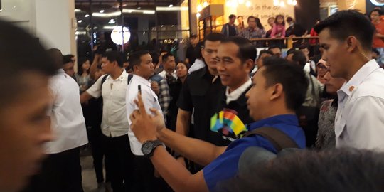 Jokowi kunjungi Mal Ciputra Pekanbaru, warga berebut foto