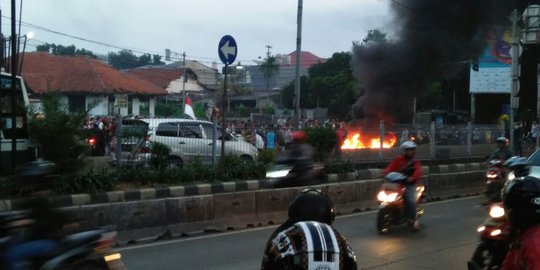 Warga di Tanah Kusir bakar ban, lalin macet