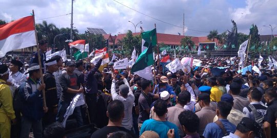 Warga Rokan Hulu demo di kantor gubernur minta pemerintah batalkan pembangunan waduk