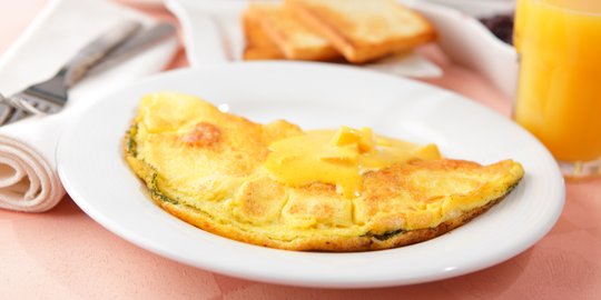 7 Cara membuat omelet yang empuk, lembut, dan gurih 