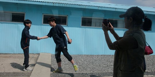 Foto bergaya ala Kim Jong-un dan Moon Jae-in jadi tren di Korsel