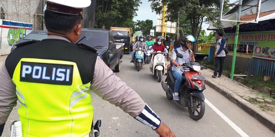 Saat pemotor tepergok pura-pura makan demi hindari razia kendaraan