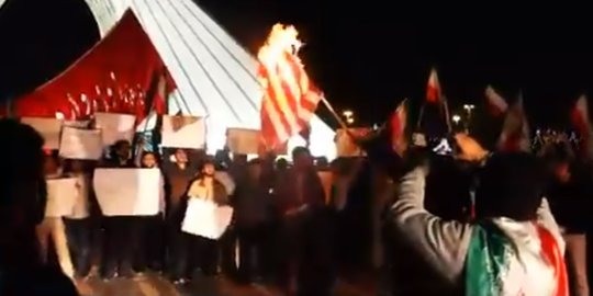 Anggota parlemen Iran serukan 'kematian Amerika' sambil bakar bendera